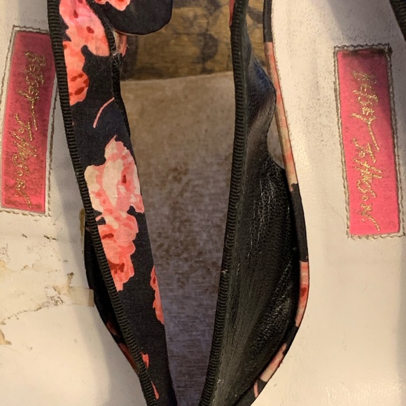 Betsy Johnson open toe sling back black & flowers - Picture 2 of 8